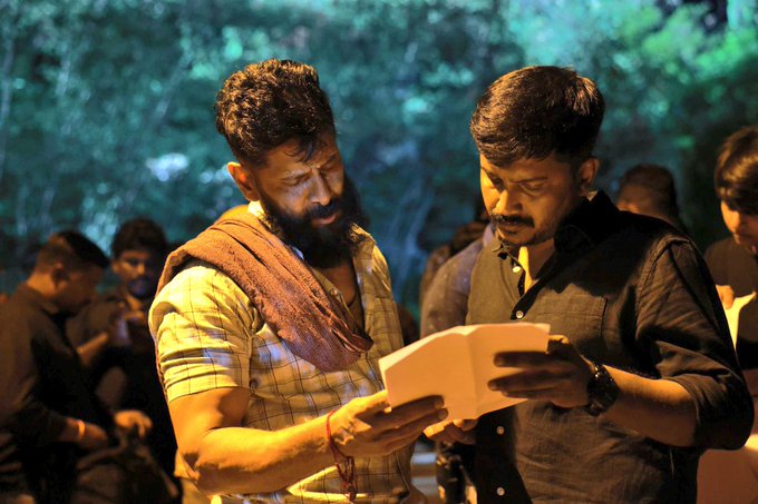 சும்மா மிரட்டிடீங்க சியான்.... 'வீர தீர சூரன்' படத்தை பார்த்து சிவகார்த்திகேயன் செய்த செயல்!