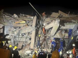 மியான்மரில் நிலநடுக்கம் - 3 பேர் பத்திரமாக மீட்பு