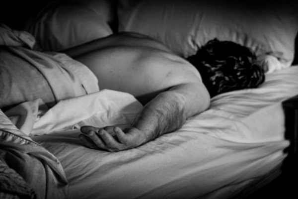 ஆண்களே இது உங்களுக்காக.... குப்புற படுப்பதனால் ஏற்படும் விளைவுகள்!