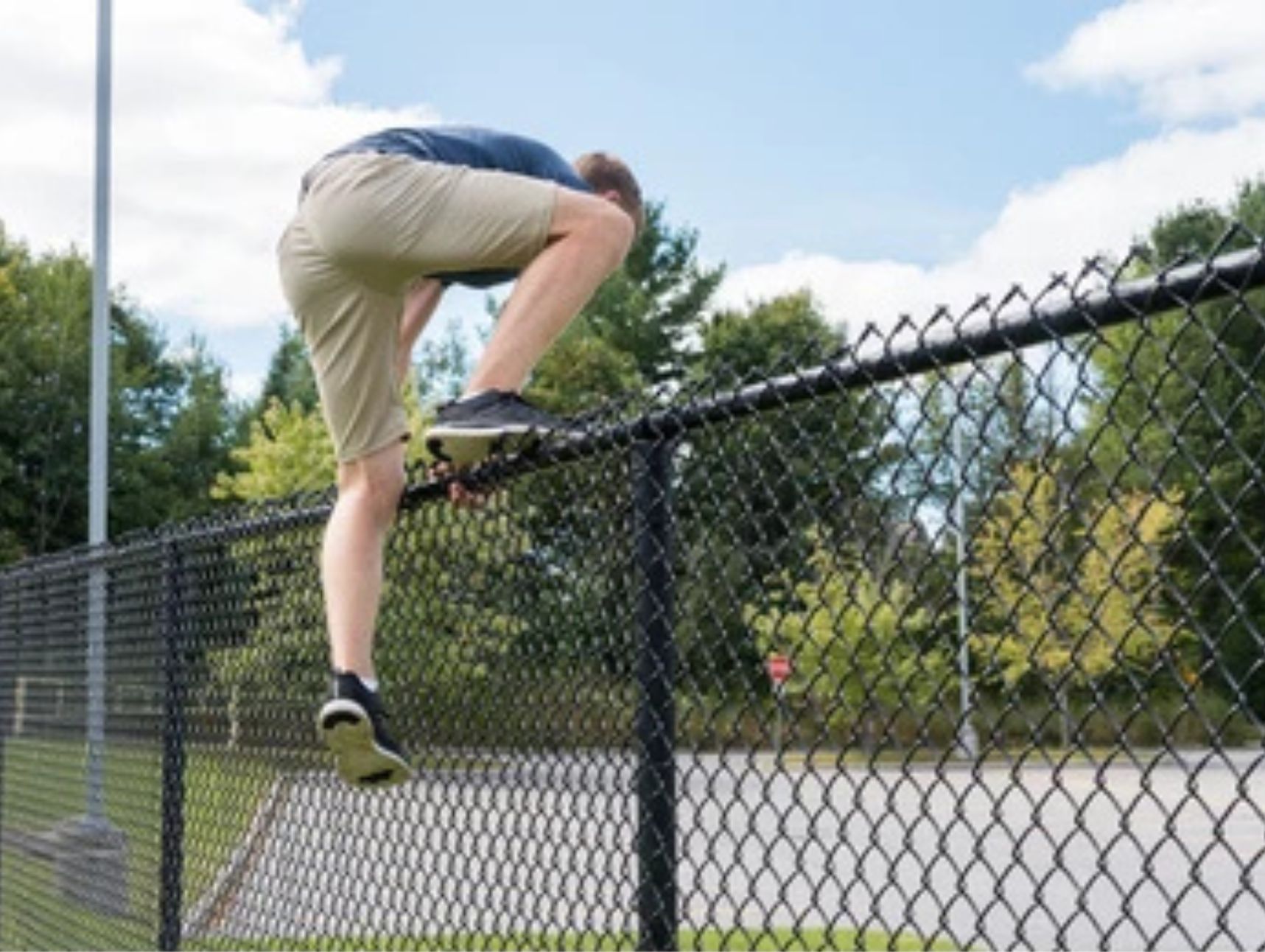 பட்டப்பகலில் கம்பெனியின் கேட்டை எகிறி குதித்து திருடிய வாலிபர்களுக்கு வலைவீச்சு  