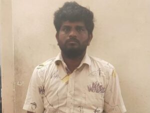 தனியாா் வங்கி ஊழியாின் சாதுா்யமான கைவாிசை! போலீசாரின் தீவிர வேட்டை