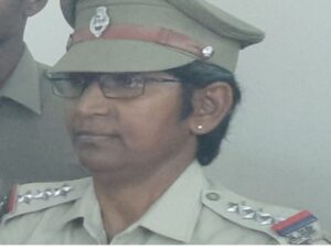 காவல் நிலையம் முன் இளம்பெண் விஷம் குடித்து தற்கொலை! உடலை வாங்க மறுத்த உறவினர்கள்