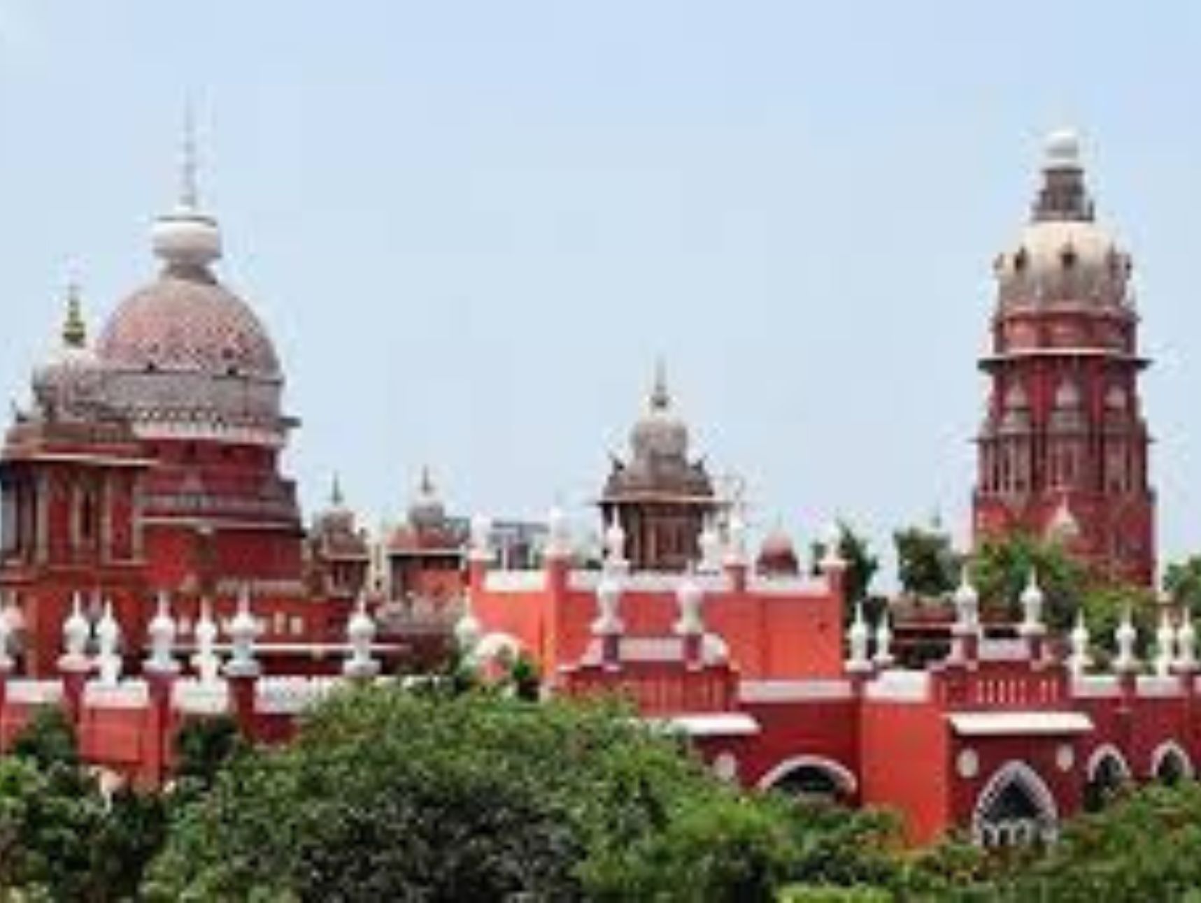 நேரில் ஆஜராகி விளக்கம் அளிக்க கல்லூரி இயக்குநருக்கு உயர்நீதிமன்றம் உத்தரவு