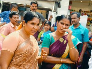 அரசுப் பேருந்தில் மூதாட்டியிடம் கைவாிசை காட்டிய இரு டிப்டாப் பெண்மணி! மடக்கிப்பிடித்த ஆட்டோ டிரைவா்கள்