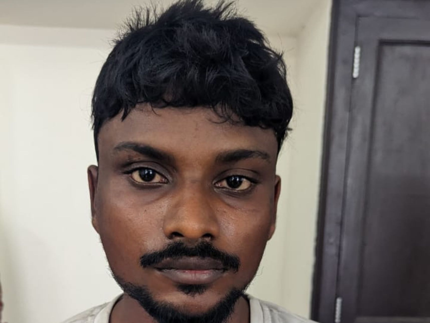 துரிதமாக செயல்பட்டு வீட்டை பூட்டிய நபர்…வசமாக சிக்கிய திருடன்!