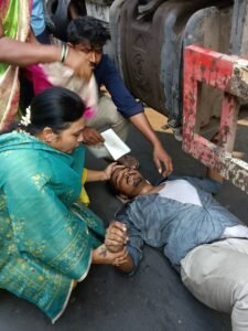 துாிதமாக செயல்பட்டு விபத்தில் சிக்கிய இளைஞரை மீட்ட திமுக மகளிர் அணி மாவட்ட அமைப்பாளருக்கு குவியும் பாராட்டு