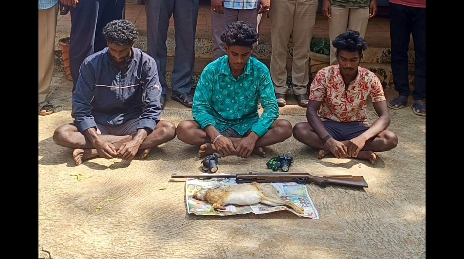 முயல் வேட்டையில் ஈடுபட்ட மூன்று பேர் கைது… துப்பாக்கி மற்றும் முயல் இறைச்சி பறிமுதல்!