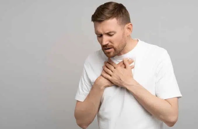 ஆண்களே இது உங்களுக்காக.... குப்புற படுப்பதனால் ஏற்படும் விளைவுகள்!