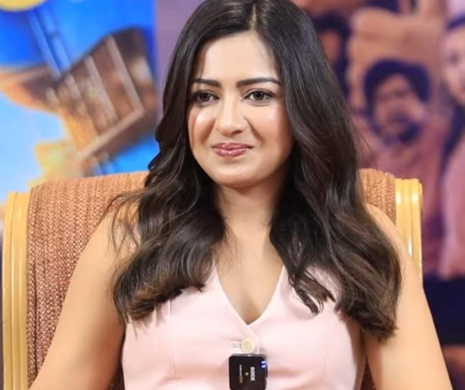 கதையே இல்லனாலும் அவருடன் நடிப்பேன்.... நடிகை கேத்தரின் தெரசா பேட்டி!