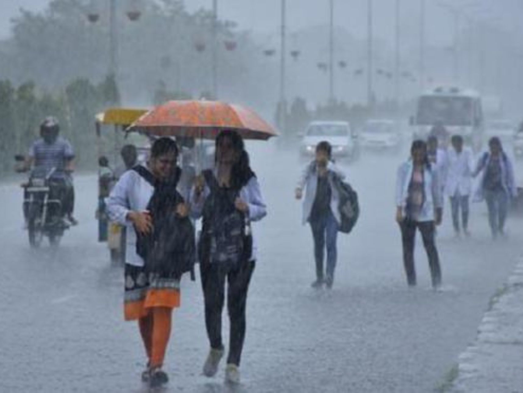 மதுரை மற்றும் அதன் சுற்றுவட்டார இடங்களில் மிதமான மழை…