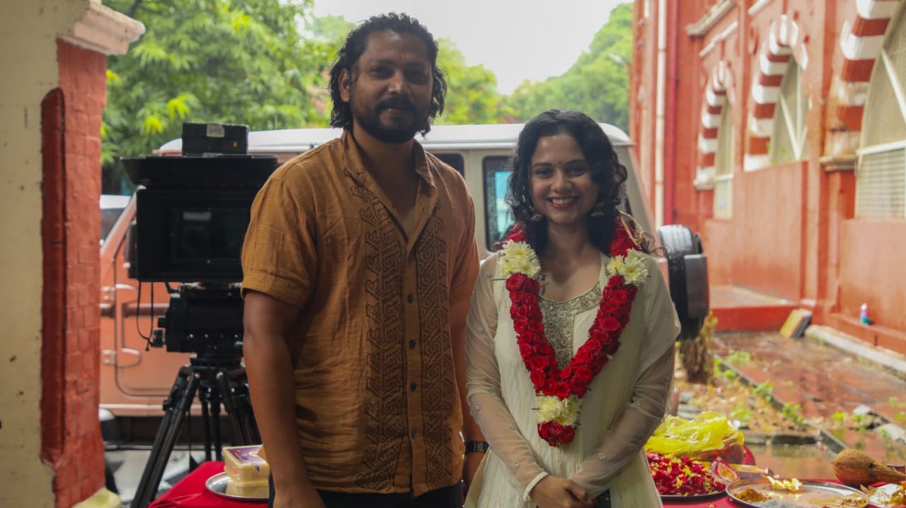 KPY பாலா ஹீரோவாக நடிக்கும் புதிய படத்தின் பூஜை புகைப்படங்கள் வைரல்!