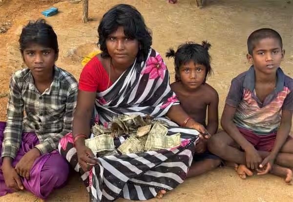 கரையான் அரித்த ஒரு லட்ச ரூபாய்.... செய்வதறியாது திகைத்து நின்ற பெண்ணுக்கு உதவிய லாரன்ஸ்!