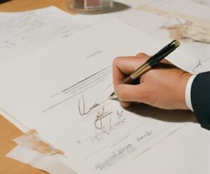 போலி கையெழுத்து போட்டு விண்ணப்பம்! துணை தாசில்தார் நேரடியாக புகார்…