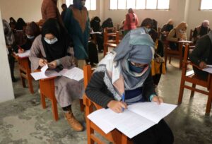 மாணவர்களை மீட்க அரசு நிச்சயமாக  நடவடிக்கை எடுக்கும்- துணை முதல்வர் பேட்டி