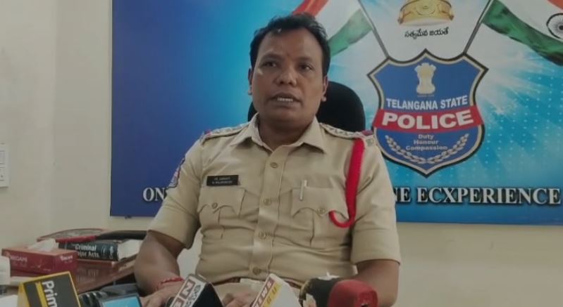 காதலுக்காக பெற்ற தந்தையையே அடித்து கொன்ற மகள்!