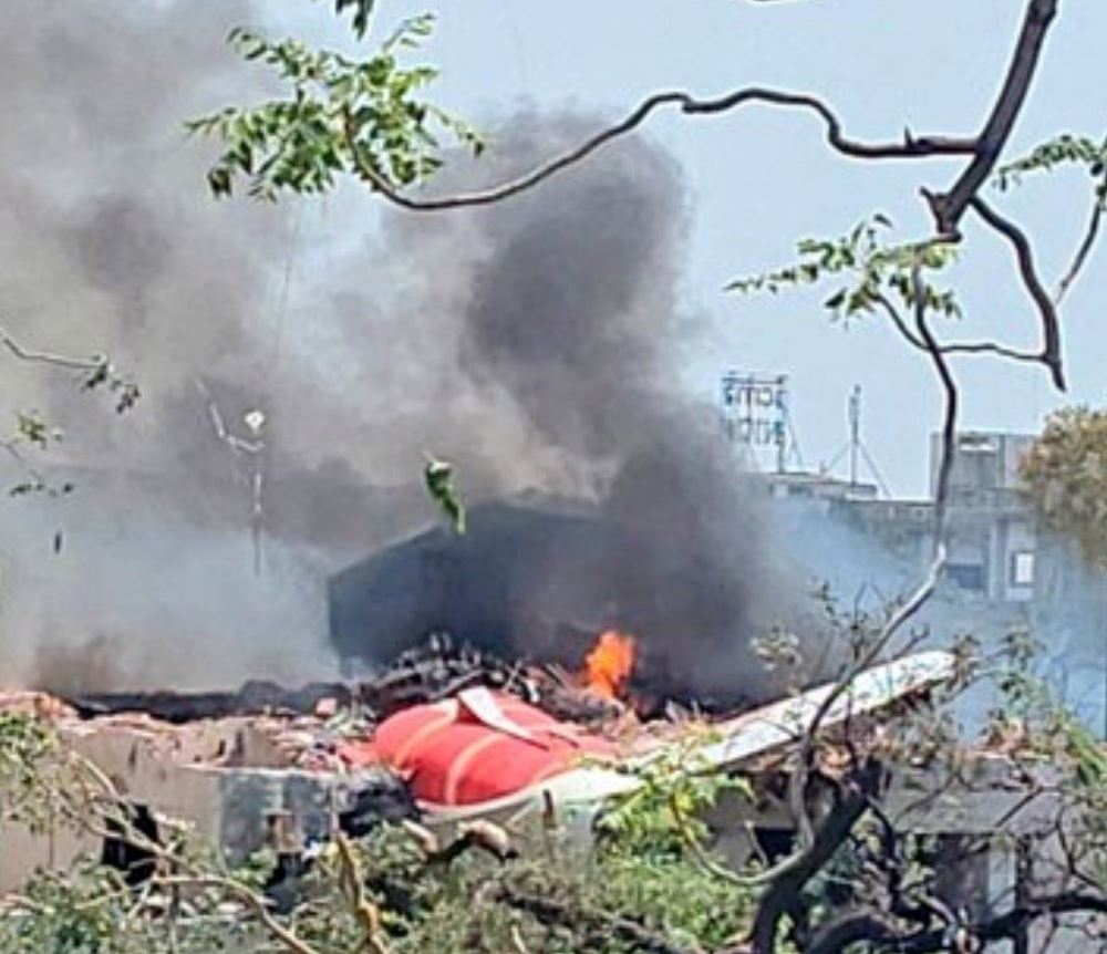 3000 அடி உயரத்திலிருந்து விழுந்து நொறுங்கிய விமானம்...