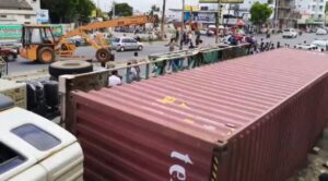 ஓட்டுநரின் அலட்சியம்… சாலையோரமாக நின்றிருந்த பெண்கள் பரிதாபமாக பலி…