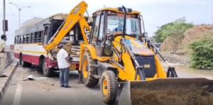 ஆந்திர அரசு பேருந்து ஒட்டுநரின் கவனக்குறைவால் ஏற்பட்ட விபத்து… 