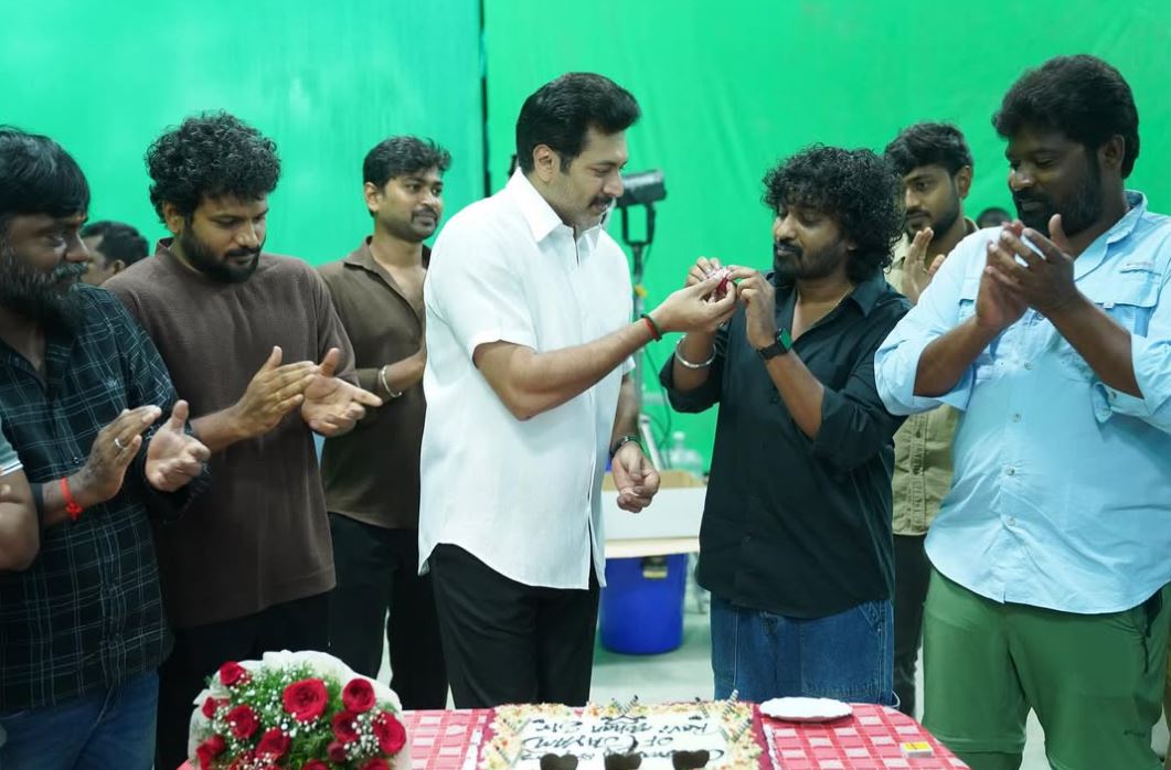 22 வருட திரை பயணத்தை கடந்த கதாநாயகன்… கேக் வெட்டிய படக்குழுவினா்…