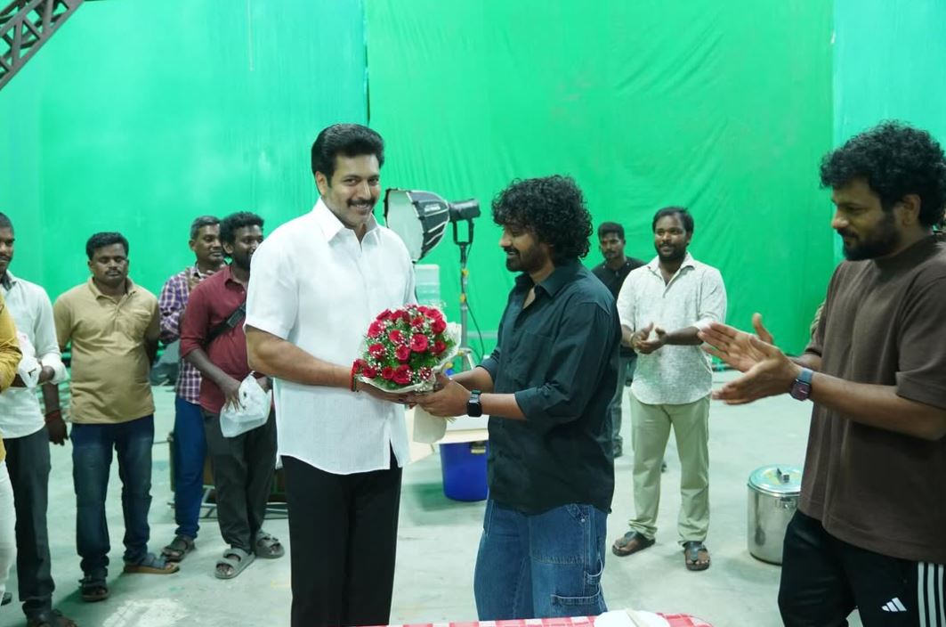 22 வருட திரை பயணத்தை கடந்த கதாநாயகன்… கேக் வெட்டிய படக்குழுவினா்…