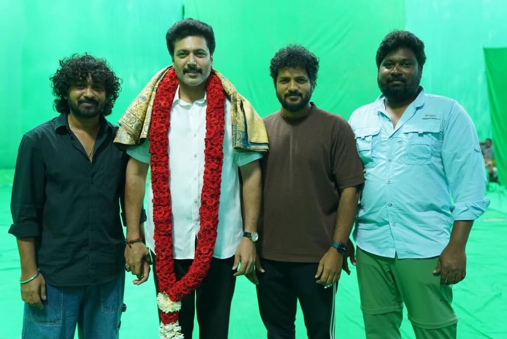 22 வருட திரை பயணத்தை கடந்த கதாநாயகன்… கேக் வெட்டிய படக்குழுவினா்…