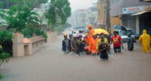 தென்மேற்கு பருவமழையால் வெள்ளக் காடாக மாறிய குஜராத்…