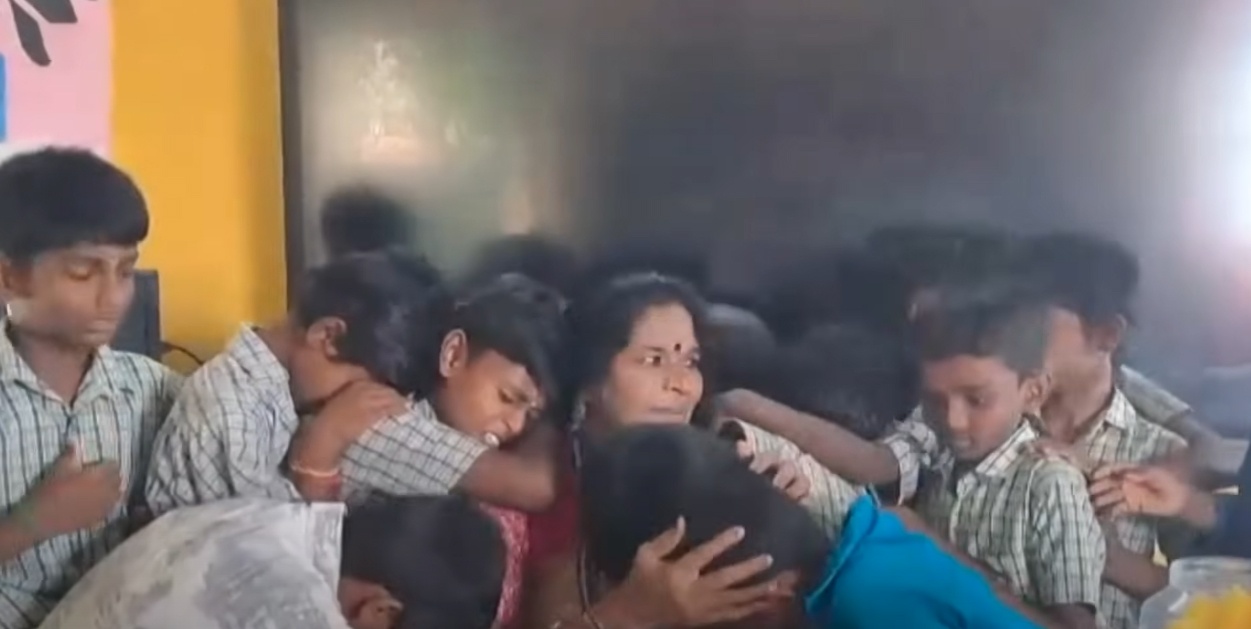 கதறி அழுத மாணவர்கள்… பிரியா விடை கொடுத்த தலைமை ஆசிரியை…