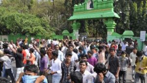 ”ஆவடி ரூட்” பேனர் ஏந்தி ரூட் தலைகள் அராஜகம்… எச்சரித்த போலீசார்…