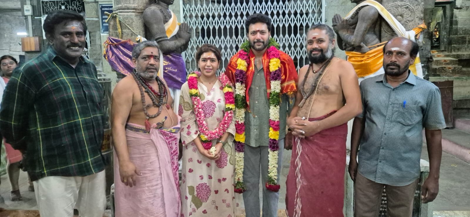 கழுத்தில் மாலையுடன் ரவி - கெனிஷா .... குன்றக்குடி கோயிலில் எடுத்துக்கொண்ட புகைப்படம் வைரல்!
