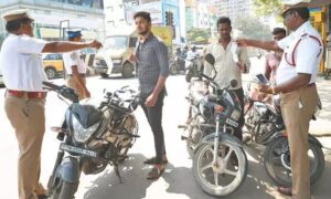 வாகன ஓட்டிகளிடம் அநாகரிகமான செயலில் ஈடுபட்ட பெண் காவல் உதவி ஆய்வாளா்!