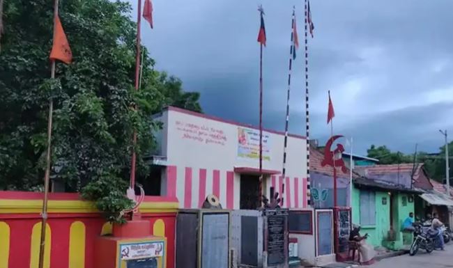 கொடி மரங்கள் மட்டும் இடையூறா? சாலைகளில் உள்ள சிலைகள் இடையூறு இல்லையா? நீதிபதிகள் சராமாாியாக கேள்வி…