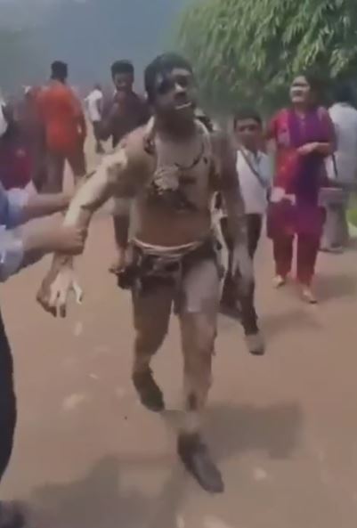 மீண்டும் விமான விபத்து! பள்ளியின் மீது விழுந்து நொறுங்கிய விமானம்!