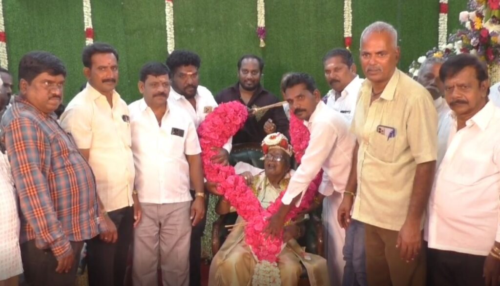 90 வயது தந்தைக்கு மிக பிரமாண்டமாக பிறந்தநாள் விழா கொண்டாடிய மகன் மற்றும் மகள்கள்!