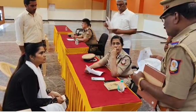 குறைதீர் முகாமில் புகாா்…காதலன் குறித்து சின்னத்திரை நடிகையின் பகீர் தகவல்கள்…