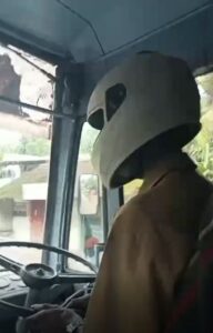ஹெல்மெட் அணிந்து பேருந்து ஓட்டிய ஓட்டுநர்!