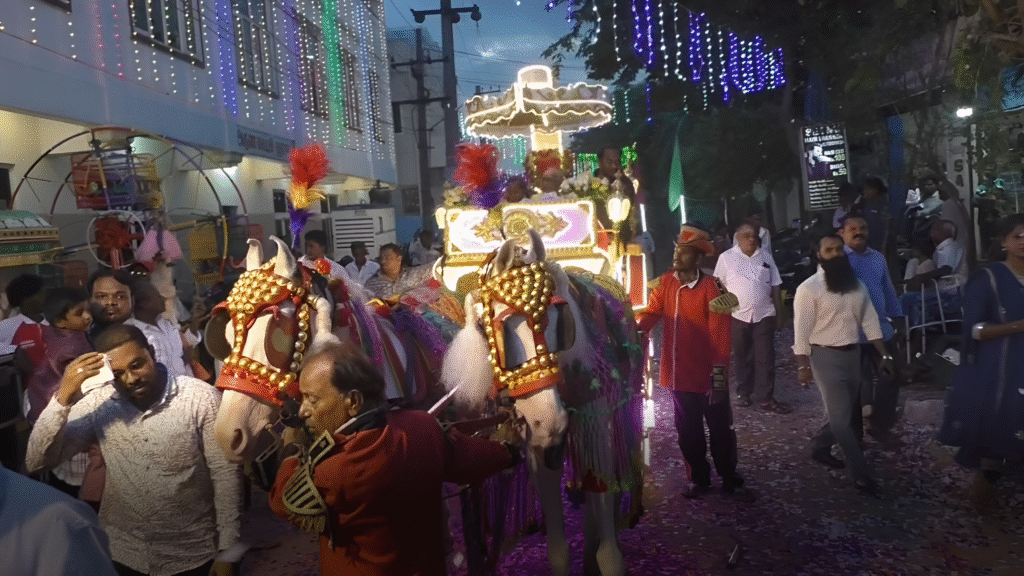 90 வயது தந்தைக்கு மிக பிரமாண்டமாக பிறந்தநாள் விழா கொண்டாடிய மகன் மற்றும் மகள்கள்!