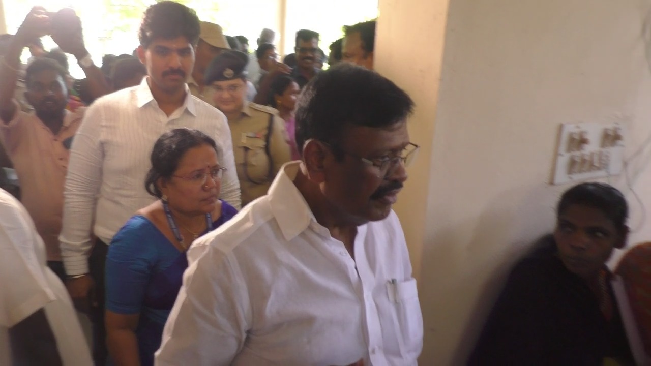 மகளிர் உரிமைத் தொகை பெற குவிந்த பெண்களை பார்த்து அதிர்ச்சியடைந்த அமைச்சர்!