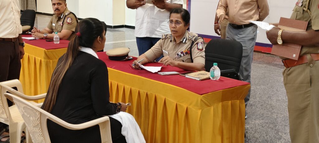 குறைதீர் முகாமில் புகாா்…காதலன் குறித்து சின்னத்திரை நடிகையின் பகீர் தகவல்கள்…