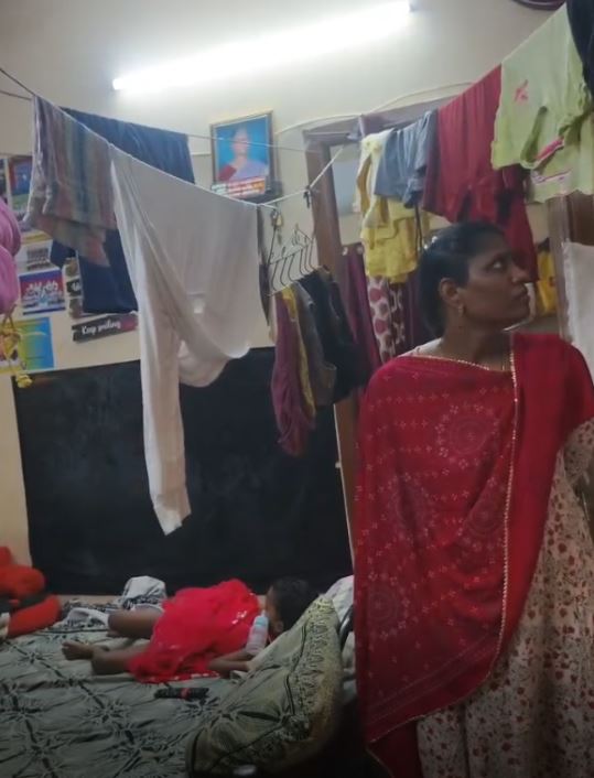 குழந்தைகளை கூவி கூவி விற்ற பெண் கைது!