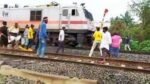 மூன்று மணி நேரமாக மூடப்பட்ட ரயில்வே கேட்…பொதுமக்கள் ஆர்பாட்டம்