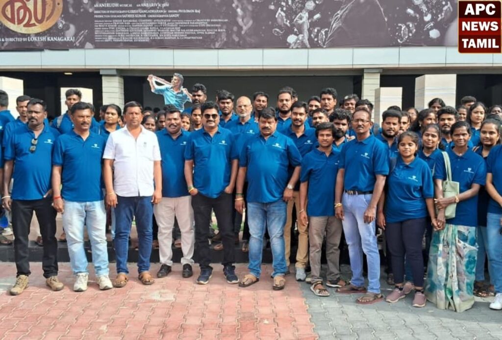 ஊழியர்களுடன் படம் பாா்த்த உரிமையாளர்!  நெகிழ்ச்சியில் ஊழியர்கள்… 