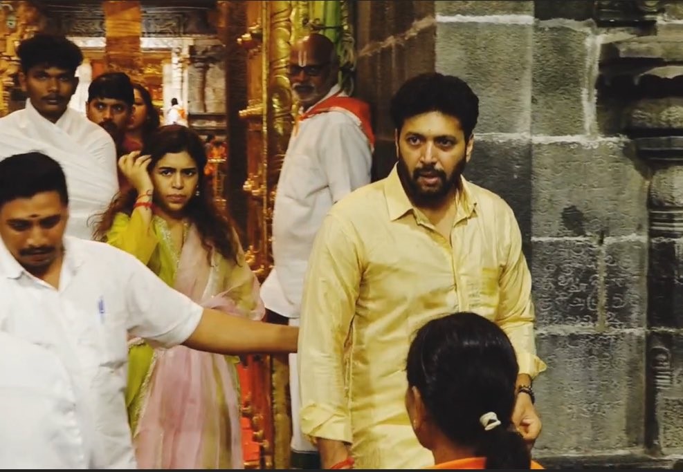 திருப்பதியில் பாடகி கெனிஷாவுடன் ரவி மோகன்.... வைரலாகும் புகைப்படங்கள்!