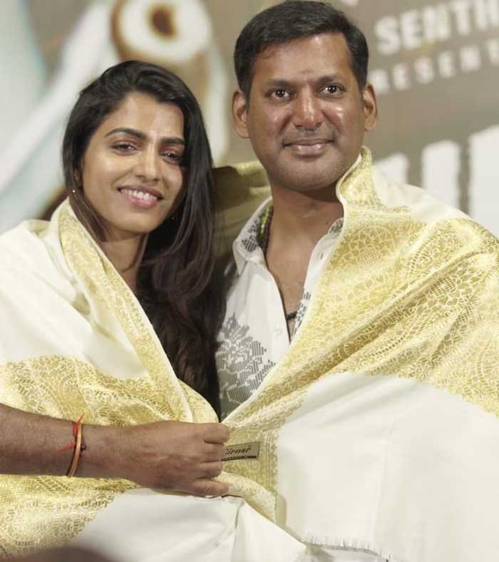 தனது நிச்சயதார்த்த புகைப்படங்களை வெளியிட்ட விஷால்.... குவியும் வாழ்த்துகள்!