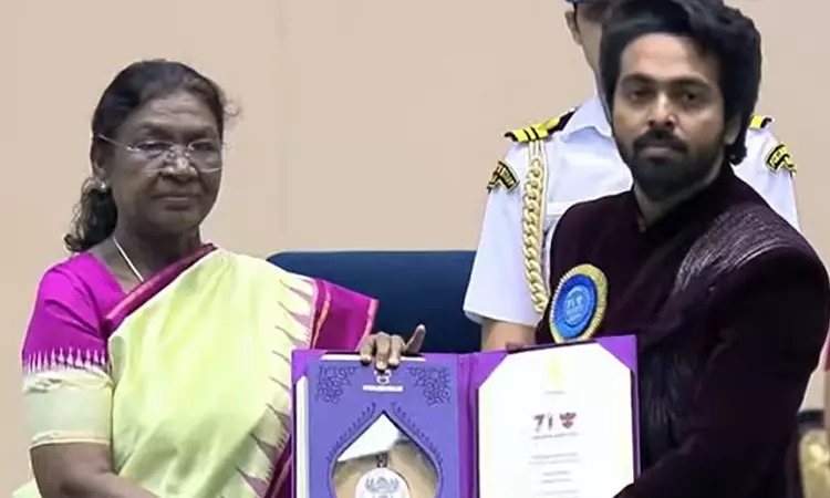 2வது முறை தேசிய விருது வென்ற ஜி.வி. பிரகாஷ்.... ஏ.ஆர். ரகுமான் என்ன செய்தார் தெரியுமா?