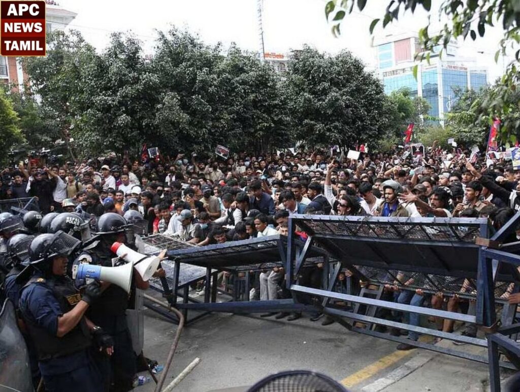 சமூக ஊடகங்களுக்குத் தடை... கருத்துச் சுதந்திரத்தை ஒடுக்குவதாக போராட்டத்தில் குதித்த இளைஞர்கள்