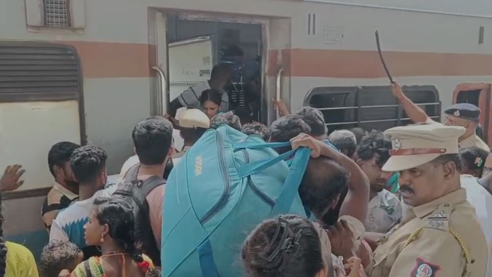 தீபாவளி பண்டிகை: ரயில் நிலையத்தில் குவிந்த புலம் பெயர் தொழிலாளர்கள்…