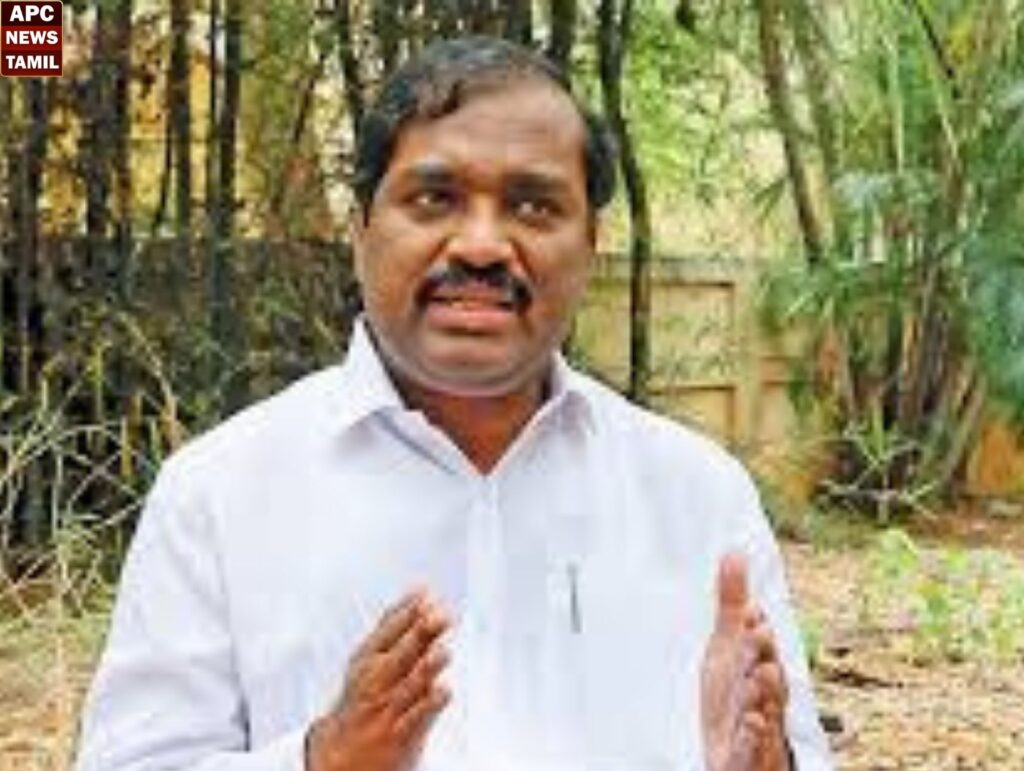 திரையரங்குகளில் முதல் நாள் சிறப்புக் காட்சிகள், உடனடியாக இரத்து செய்யப்பட வேண்டும் என வேல்முருகன் வலியுறுத்தியுள்ளாா்.