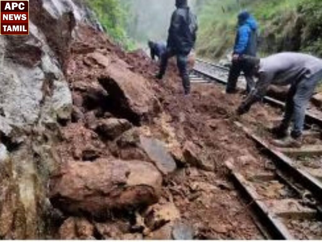குன்னூர்-கோத்தகிரி சாலையில் மரங்கள் விழுந்து போக்குவரத்து பாதிப்பு…