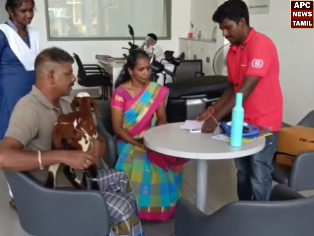 ஆட்டு குட்டியுடன் இருசக்கர வாகனம் வாங்க வந்த விவிசாயி… வீடியோ வைரல்…