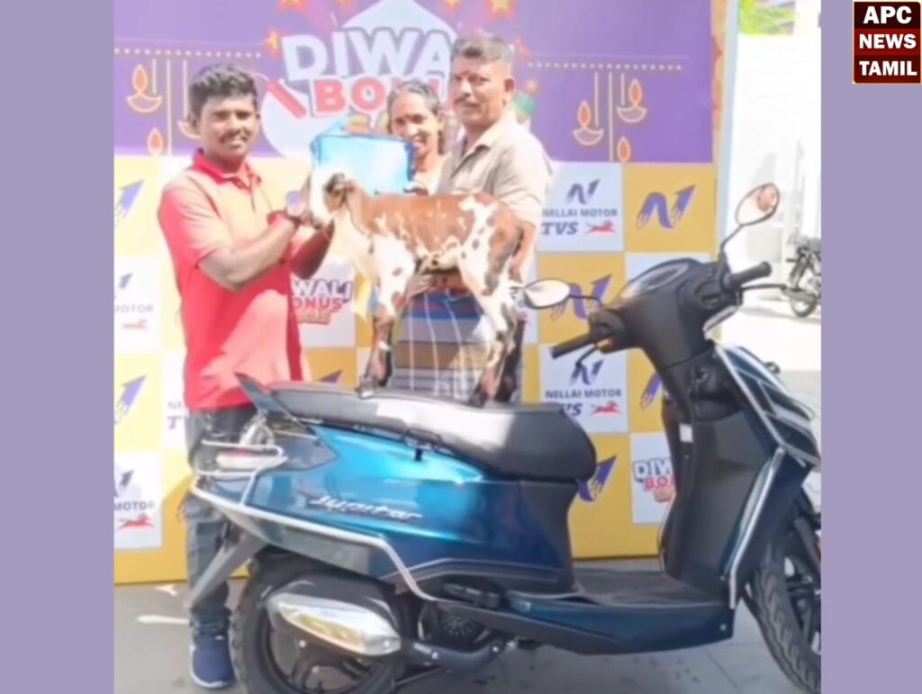 ஆட்டு குட்டியுடன் இருசக்கர வாகனம் வாங்க வந்த விவிசாயி… வீடியோ வைரல்…